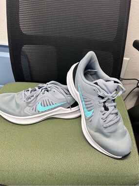 Nike Women's Light Gray Running Shoes with Teal Swoosh